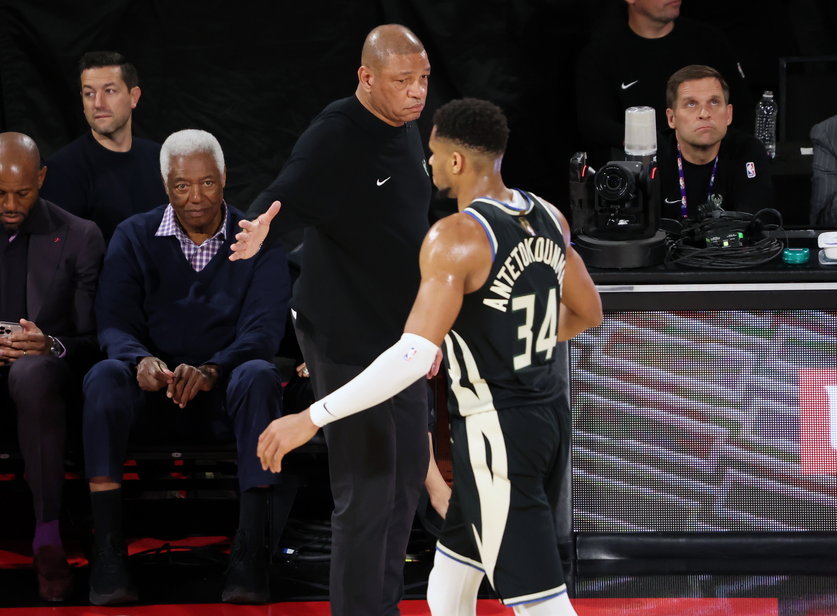 B体育登录入口-里弗斯：我不想让Shams难堪 但关于字母的交易对话距离达成差得远